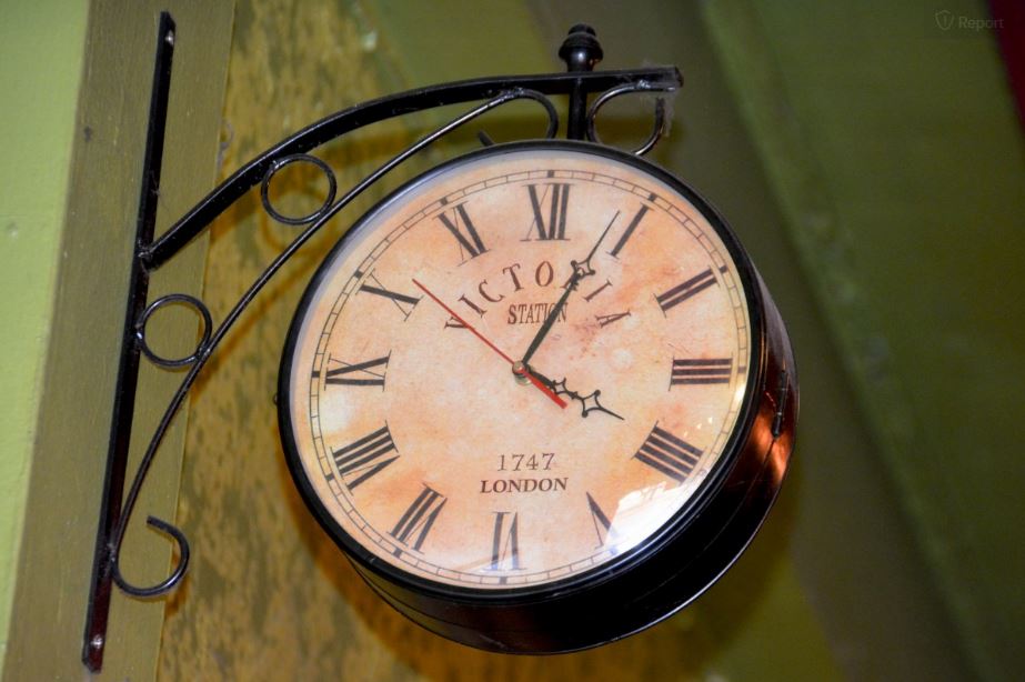Quotes about the past can put your life in perspective. Photo of old-fashioned clock.
